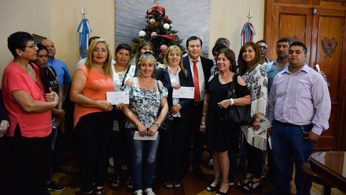 El gobernador entregoacute equipamiento para 24 microemprendimientos