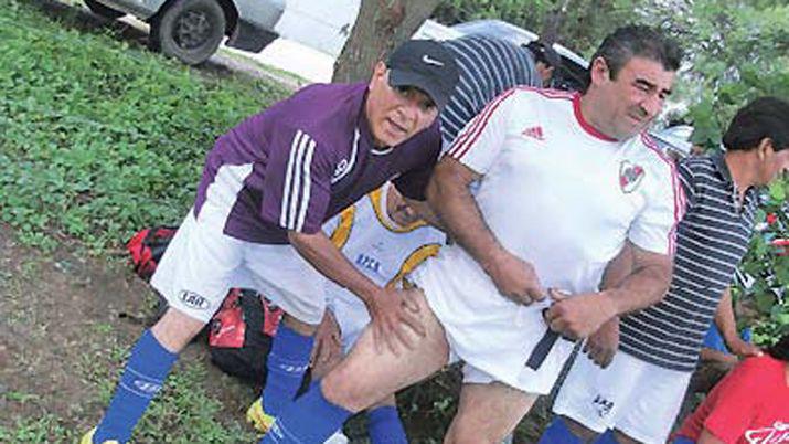 Luis Pereyra y su doble funcioacuten- jugador y masajista de Politeacutecnicos