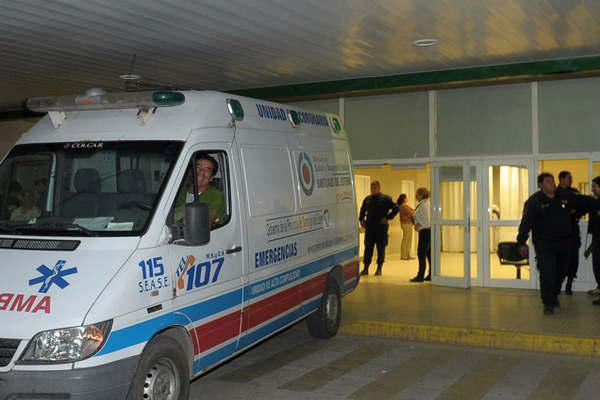 Choque frontal de automoacuteviles dejoacute como saldo tres personas lesionadas 