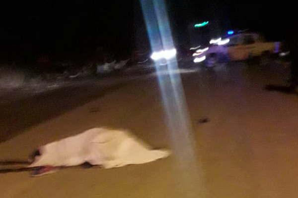 Un motociclista fallecioacute tras ser embestido de atraacutes por una camioneta