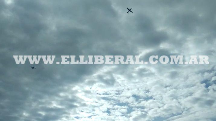 Sumampa- cuatro aviones Pucaraacute sorprendieron con piruetas y simulacros