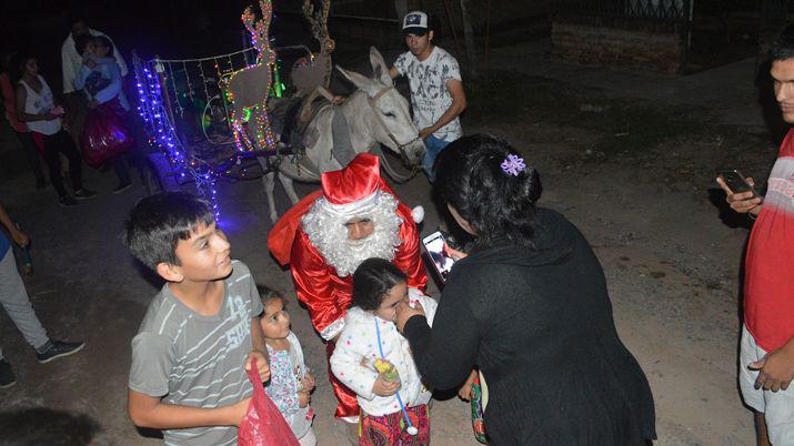Papaacute Noel recorrioacute los barrios de Choya repartiendo alegriacutea y golosinas