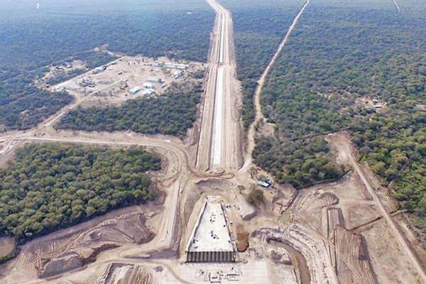 La obra hiacutedrica del azud de Cruz Bajada ya tiene un avance de un 60-en-porciento- de ejecucioacuten