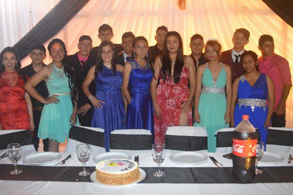 Los egresados del colegio secundario de Villa La Punta Juan Bures tuvieron su fiesta de gala