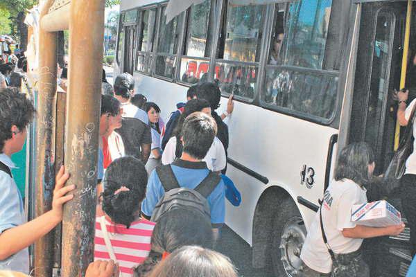 Transportistas cargan contra la Nacioacuten por quita de subsidios que llevaraacute a un aumento del boleto