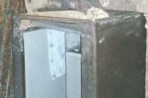 Entran a concesionaria por el techo abren la caja fuerte y se llevan 60 mil 