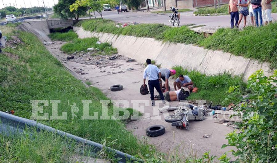 Motociclista terminoacute en la acequia de Lugones y Soliacutes