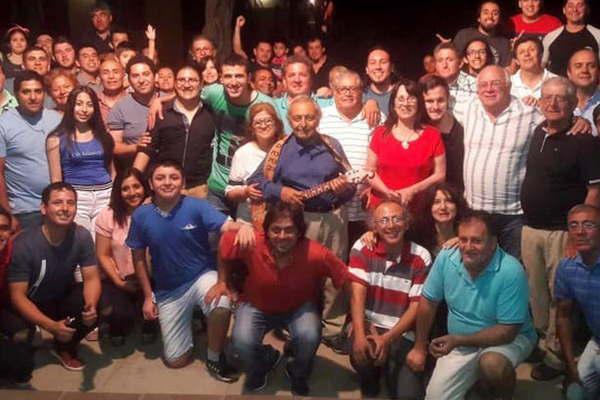 Elpidio Herrera cumplioacute 70 antildeos y lo festejoacute rodeado de familiares y amigos 