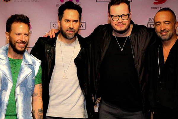 Camila y Sin Bandera compartiraacuten show en la Argentina  
