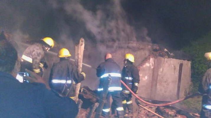 Incendioacute su propio rancho indignado porque se lo usurparon