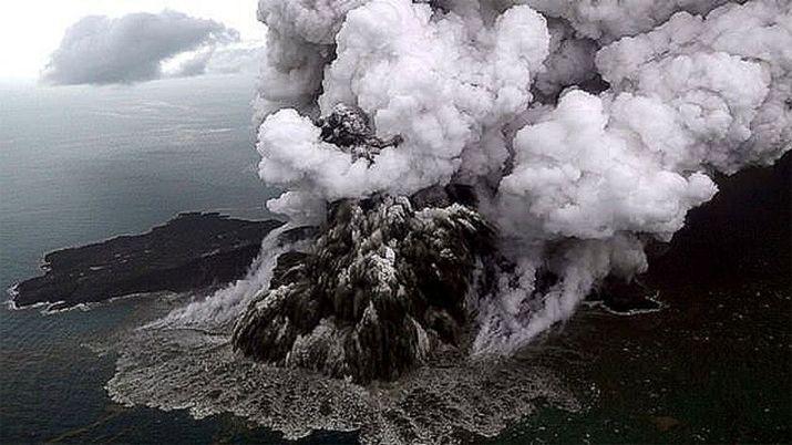 VIDEO Impresionante erupcioacuten del volcaacuten hijo de Krakatoa