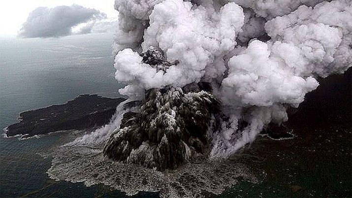 VIDEO  Impresionante erupcioacuten del volcaacuten hijo de Krakatoa