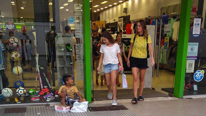 Les compraron zapatillas a 11 nintildeos y el gesto se hizo viral