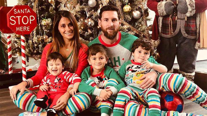 La curiosa foto navidentildea de Lionel Messi y su familia