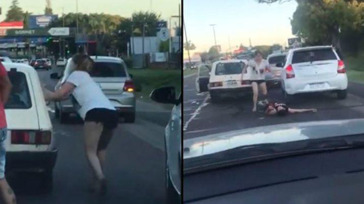 VIDEO Discutioacute con dos peleadores de kick boxing y le rompieron el craacuteneo