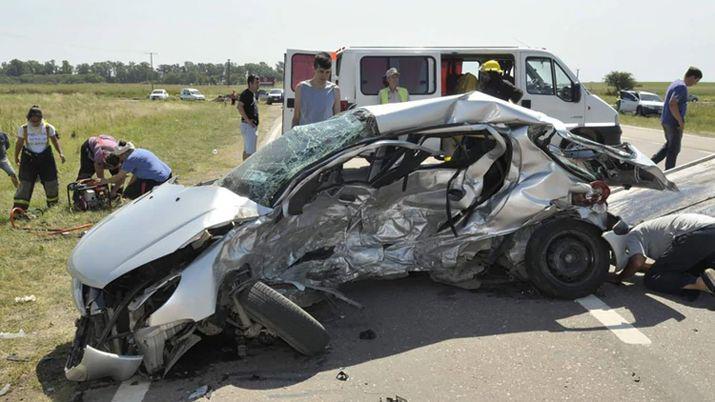 Giroacute en U y una camioneta le dio de lleno- murioacute una familia completa