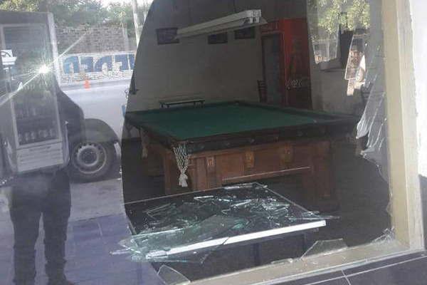 En una sangrienta pelea dos sujetos destrozaron ventana y puerta de bar