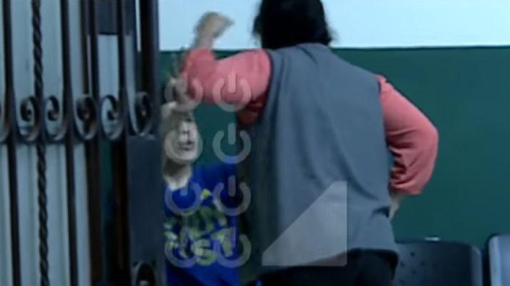 VIDEO  Fue detenido por robar un celular y su madre le dio una paliza