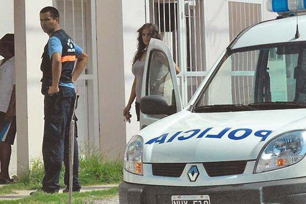 Queman el portoacuten de la casa de un fotoacutegrafo y le dejan una amenaza