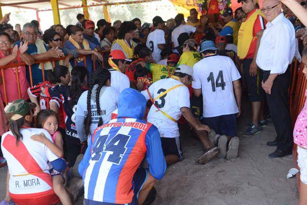 Miles de santiaguentildeos desafiaron al intenso calor  y rindieron honores a San Esteban en Sumamao