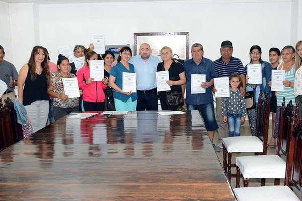 Entregaron escrituras a familias en barrios Sarmiento y Los Lagos