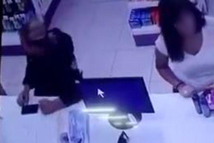 Así robó el celular la cabo de policía en una farmacia 