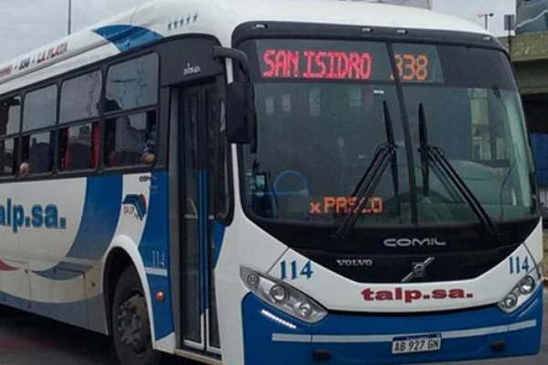 Policiacuteas se enfrentaron a tiros con ladrones arriba de un colectivo y murioacute una pasajera