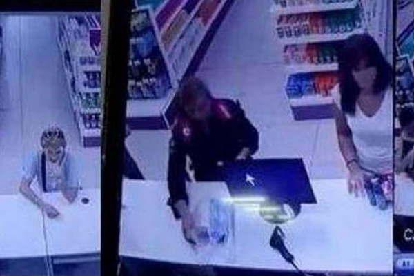 Pasaron a disponibilidad a la cabo de policiacutea que roboacute un celular 