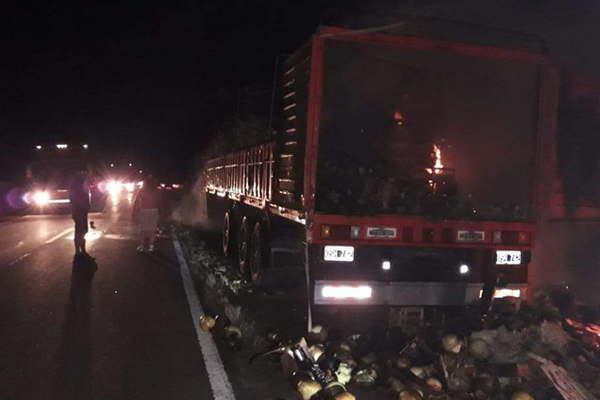 Camioacuten cargado con melones y zapallos se incendioacute en la ruta 34