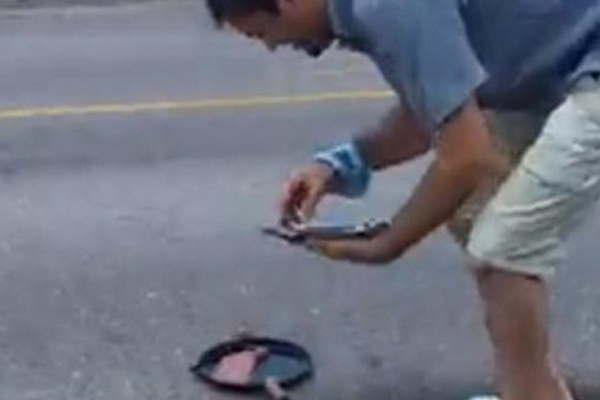 Un joven cocinoacute bifes a la plancha sobre el asfalto de la 34 en menos de 10 minutos