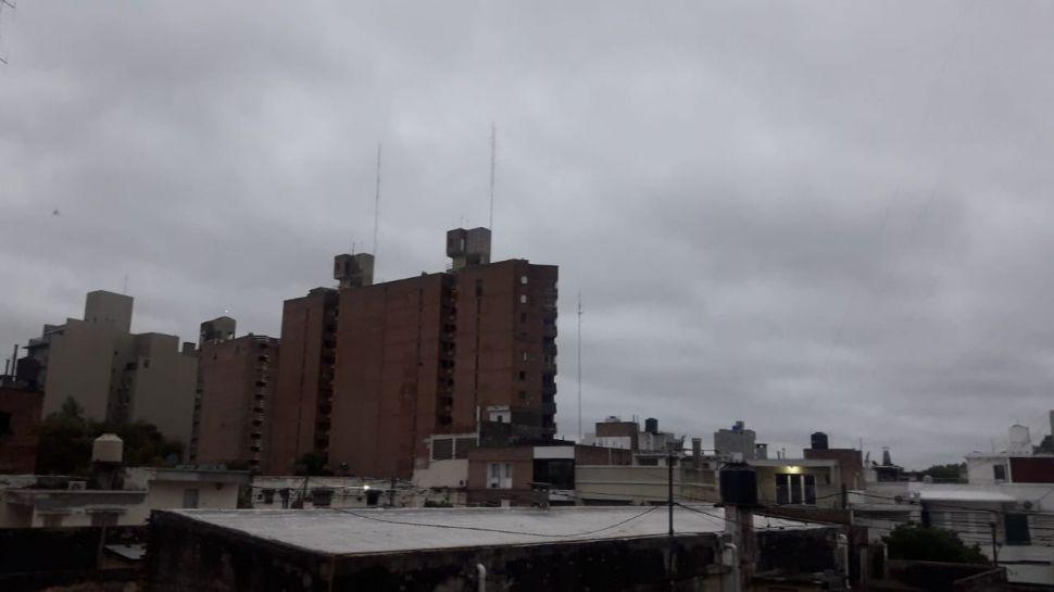 Santiago amanecioacute con fuertes vientos y descendioacute la temperatura