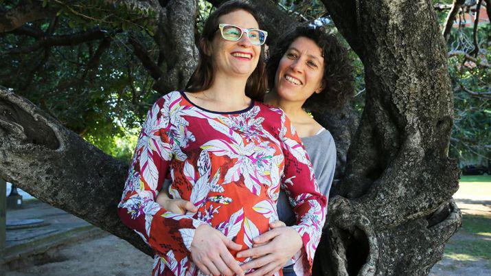 Otorgaraacuten licencia por maternidad a madre no gestante y se sienta un precedente