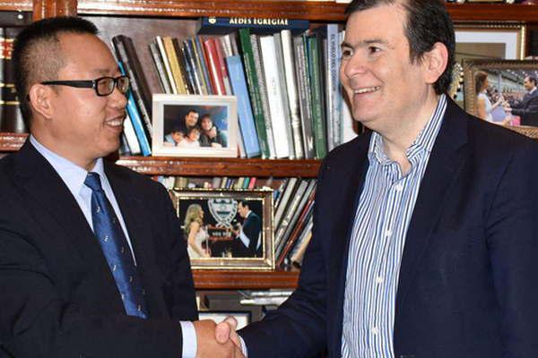 Empresarios chinos visitaron al gobernador Gerardo Zamora para tratar diversos temas