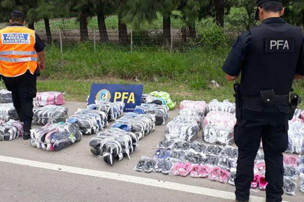 Secuestran 1074 pares de zuecos de goma en un colectivo que veniacutea de Salta