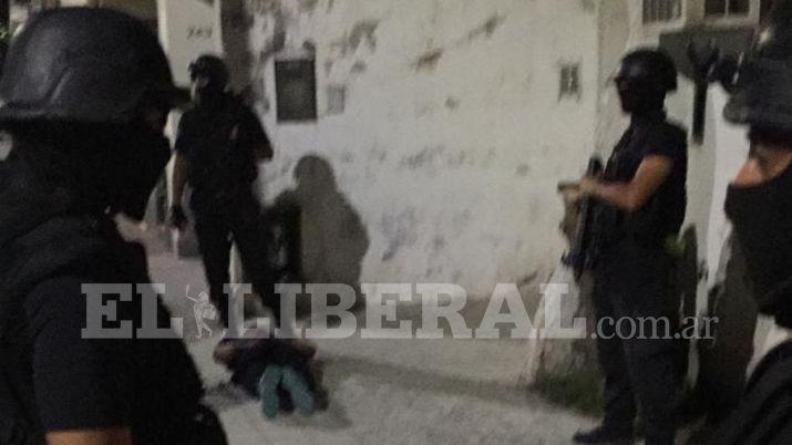 Atrapan a cordobeses que robaron en dos locales y se escondiacutean en un hotel