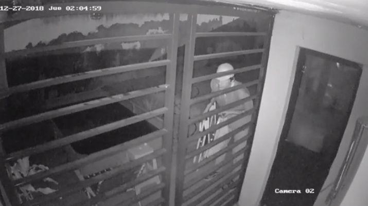 Video- ingresoacute a una casa y se roboacute dos sillones y una banqueta