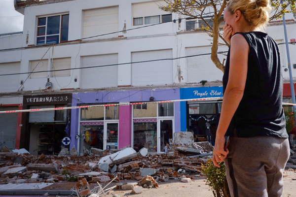 El derrumbe de dos balcones aplastoacute a una mujer y a su hija en pleno centro de Mar del Plata