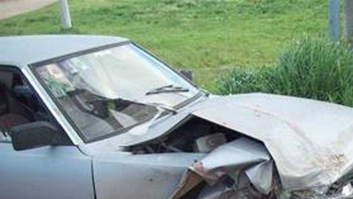 Se durmioacute al volante y volcoacute en el puente de la Lugones