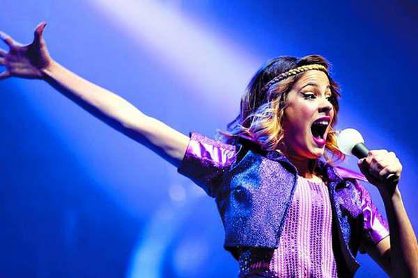 Tini lleva su energiacutea a la ciudad de Pinamar