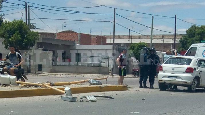 VIDEO Un remisero chocoacute un poste mientras era asaltado