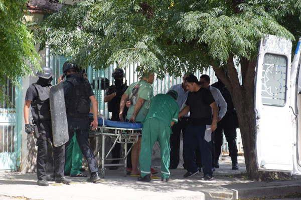Amenazoacute con prenderse fuego y autolesionarse