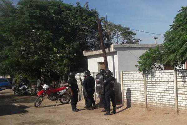 Golpeoacute a su esposa y la dejoacute fuera de la casa junto con sus hijos menores