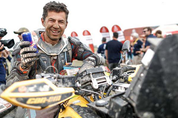 Un piloto santiaguentildeo partioacute para participar del Dakar