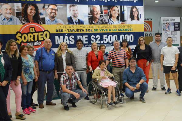Entregaron los millonarios premios del Sorteo  del Antildeo del Banco Santiago del Estero y Tarjeta Sol