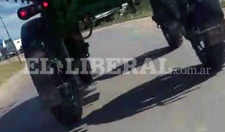 VIDEO  Locura- peligrosa maniobra de joacutevenes motociclistas en Quimiliacute