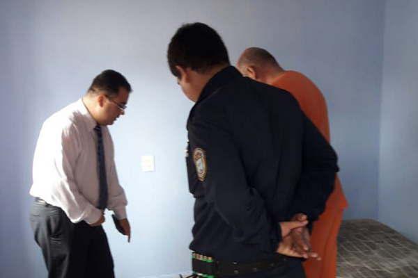 Fue a despertar a su hijo y lo encontroacute pendiendo del ventilador sin vida 