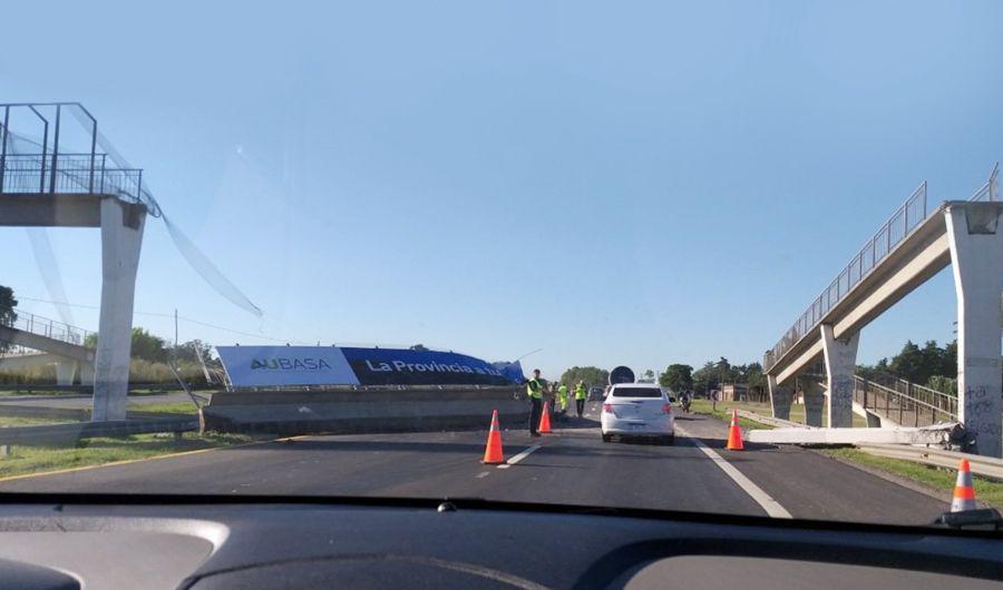 Un camioacuten derrumboacute un puente en la ruta 2