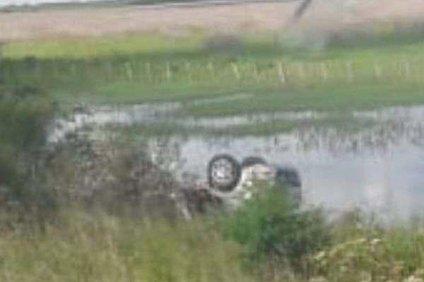 Meacutedica y familia heridas en vuelco de auto dentro de los bantildeados de la 92