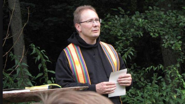 Un paacuterroco ofreceraacute ejercicios espirituales con whisky