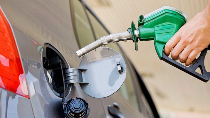 YPF anuncioacute que bajaraacute el precio de sus combustibles